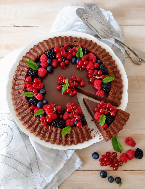 Trasferiamo la torta in frigorifero per circa 1 ora per far stabilizzare perfettamente la ganache prima di tagliarla. Trasferiamo la torta in frigorifero per circa 1 ora per far stabilizzare perfettamente la ganache prima di tagliarla.