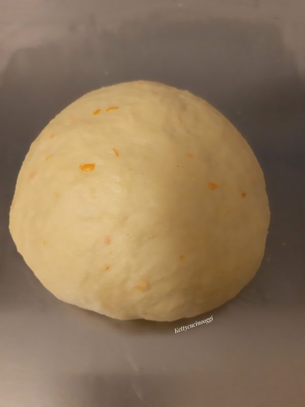 Raccogliamo l'impasto formiamo una palla, copriamo con pellicola e lasciamo riposare in frigorifero per 30 minuti.