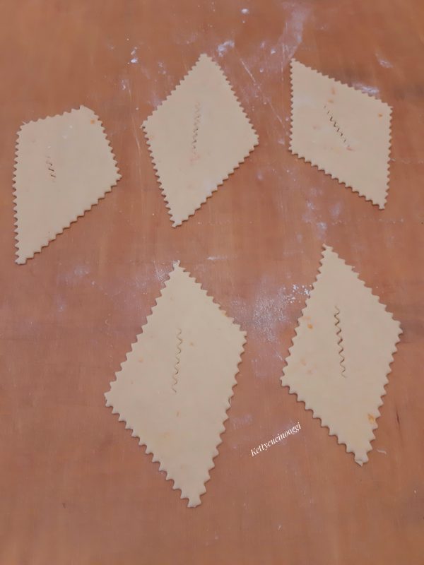 Tagliamo le chiacchiere con una rotella dentellata dandogli la forma che preferiamo.