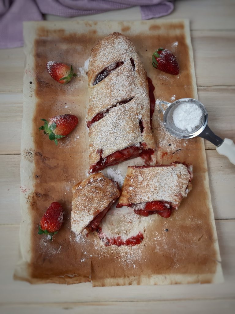 STRUDEL CON FRAGOLE E MARMELLATA