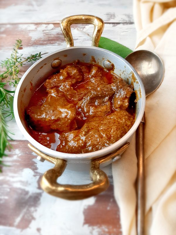 Mettere il cinghiale  in un vassoio da portata con il suo delizioso sugo,  servire caldo accompagnato da una fumante polenta.