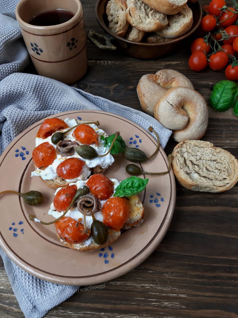 FRISE CON STRACCIATELLA E POMODORI FRITTI