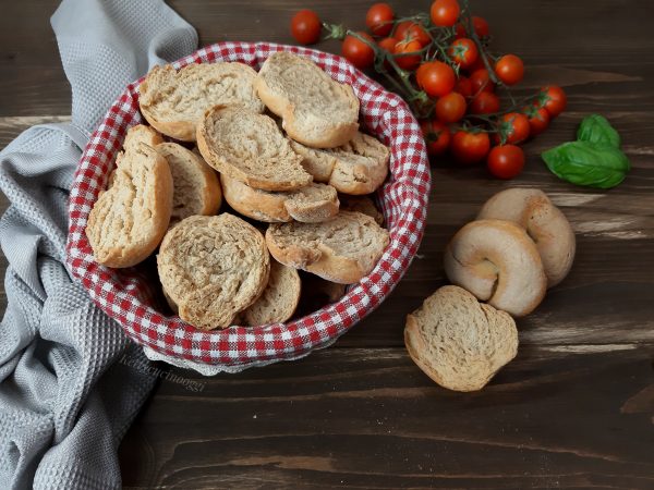 FRISE CON STRACCIATELLA E POMODORI FRITTI: LA RICETTA