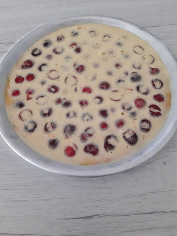Disponiamo le ciliegie sul fondo, versiamo la pastella.