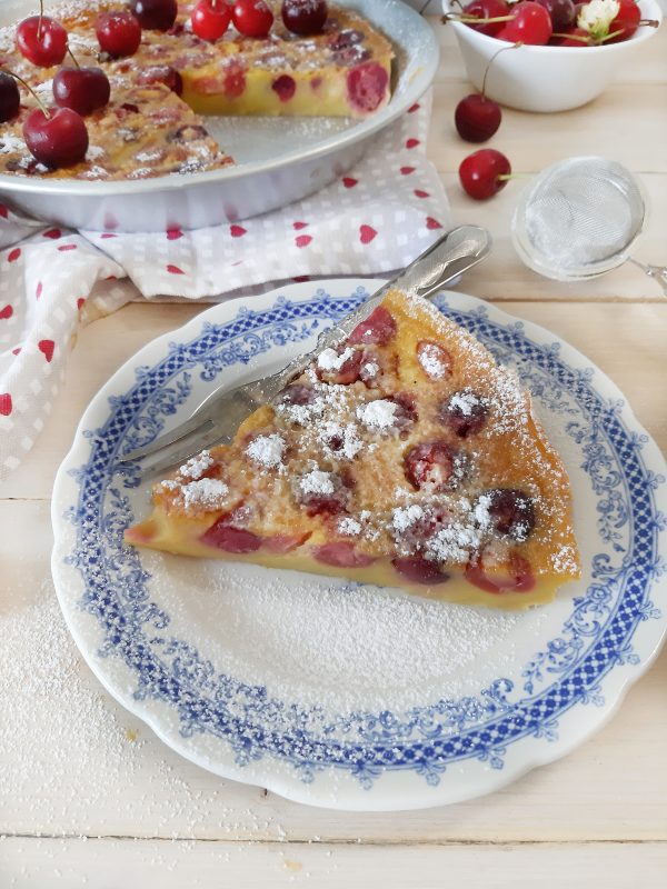 Serviamo il dolce  ancora tiepido, spolverando la superficie con lo zucchero a velo.