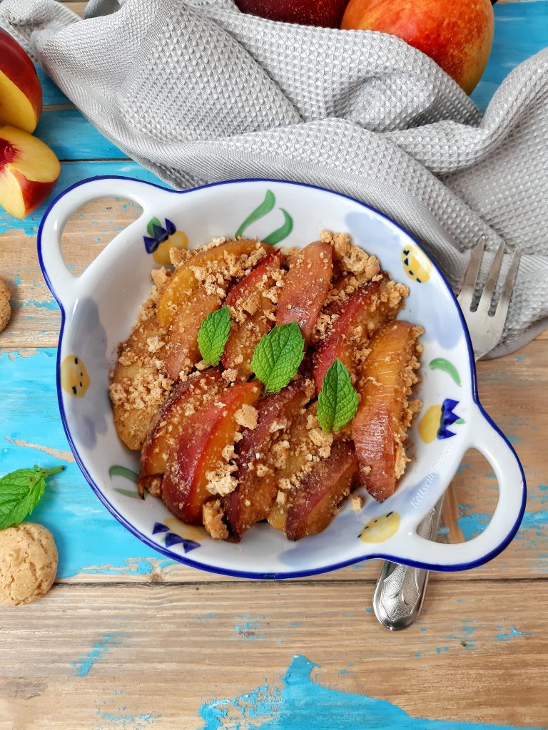 PESCHE NOCI AL FORNO CON AMARETTI 