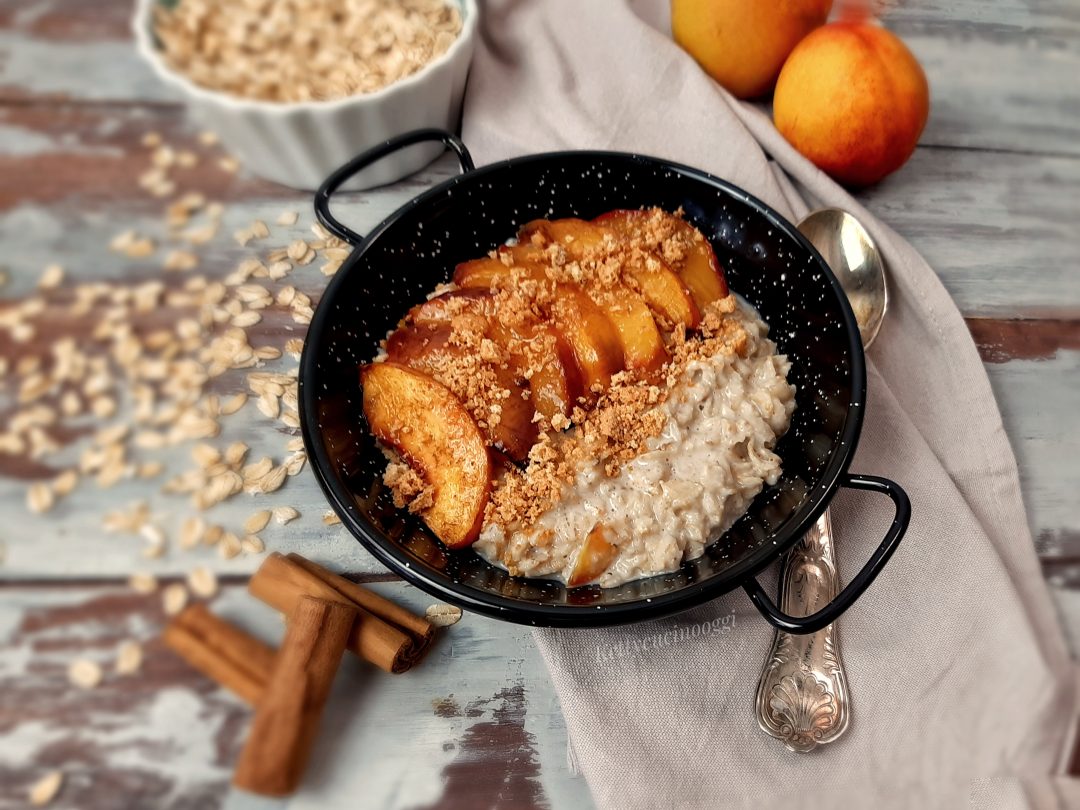 PORRIDGE CON PESCHE CARAMELLATE E AMARETTI