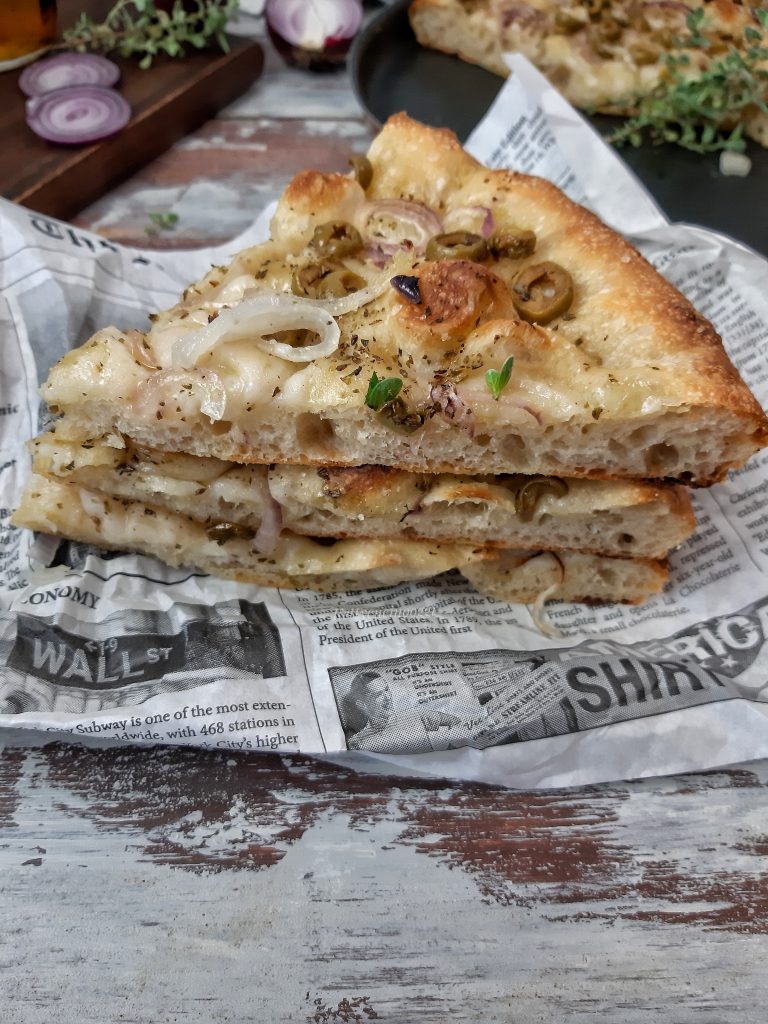 FOCACCIA CON CIPOLLE E OLIVE