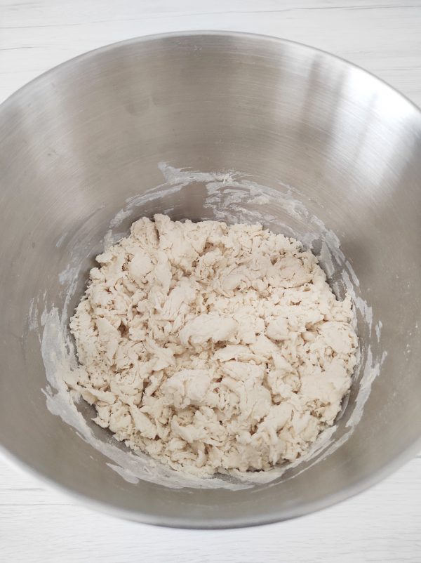 Intanto che attendiamo il raddoppio nella planetaria  mettiamo le due farine setacciate aggiungiamo 300 gr di acqua presa dal totale e portiamo in autolisi.