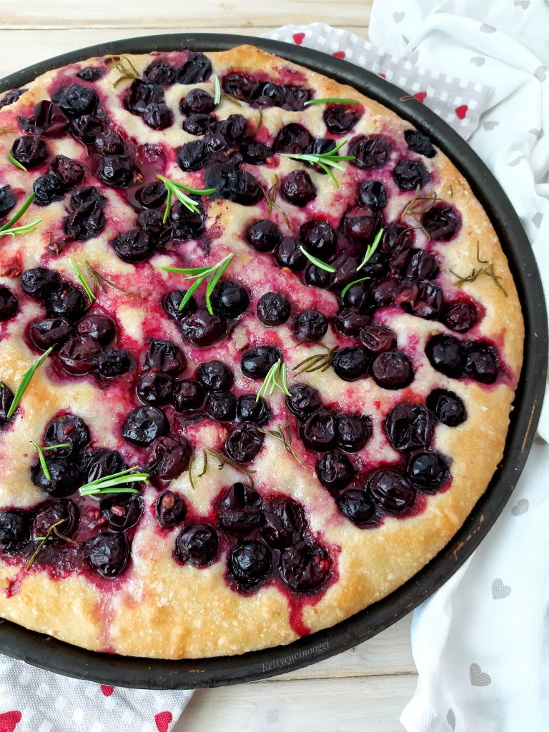 FOCACCIA DOLCE CON UVA FRAGOLA