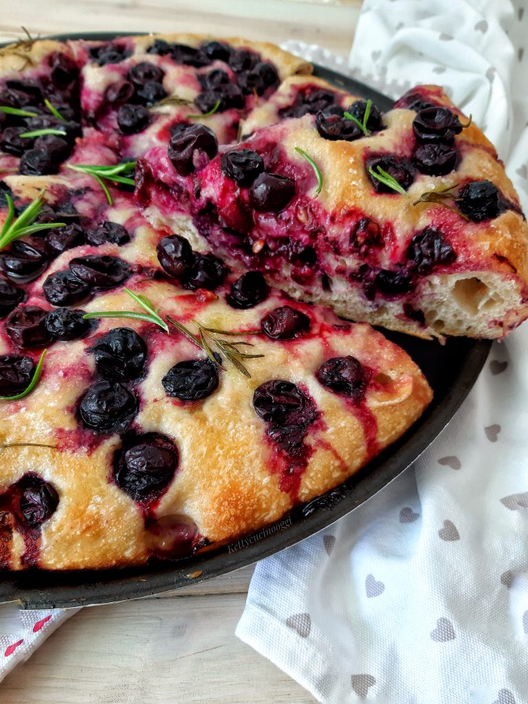 FOCACCIA DOLCE CON UVA FRAGOLA