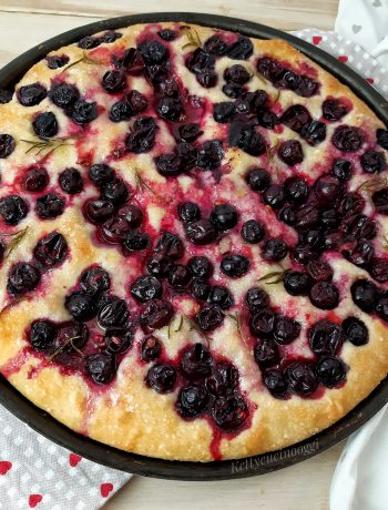 FOCACCIA DOLCE CON UVA FRAGOLA