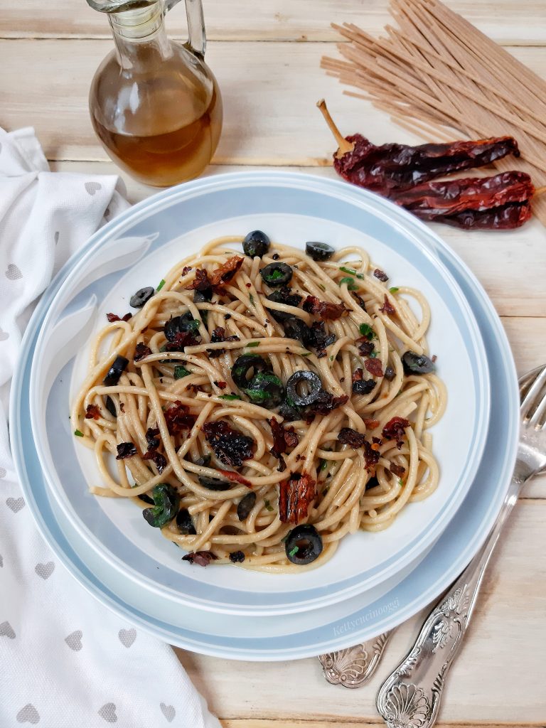 SPAGHETTI CON PEPERONE CRUSCO E OLIVE