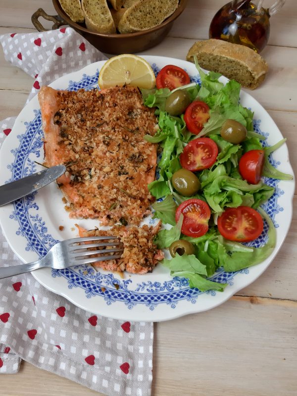 Servire a tavola  con una fresca insalata .