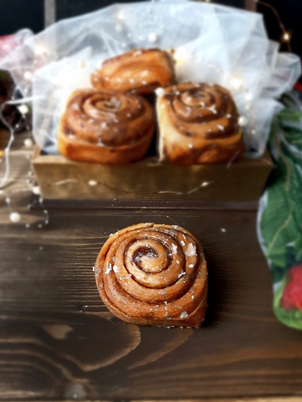 Una volta che abbiamo glassato i cinnamon roll possiamo gustarli in tutta la loro bontà.