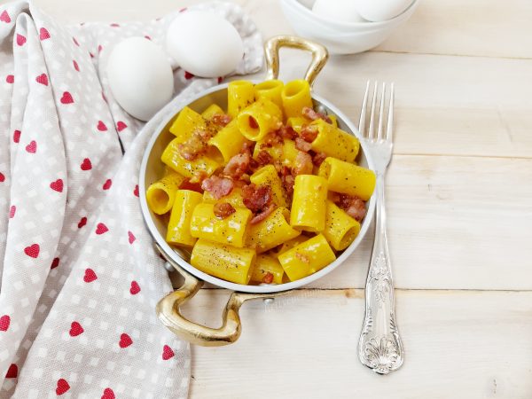 MEZZE MANICHE ALLA CARBONARA: LA RICETTA