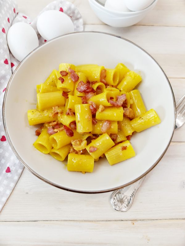 Porzioniamo nei piatti da portata e completiamo con del pecorino e una spolverata di pepe nero.