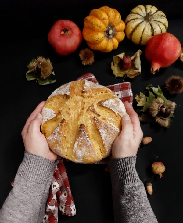 I colori dell'autunno sulla nostra tavola, una volta freddo possiamo tagliare il nostro pane alla zucca.