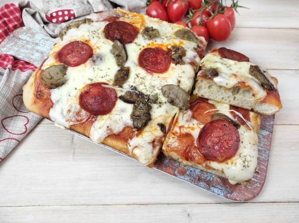PIZZA IN TEGLIA SALAME E FUNGHI: LA RICETTA