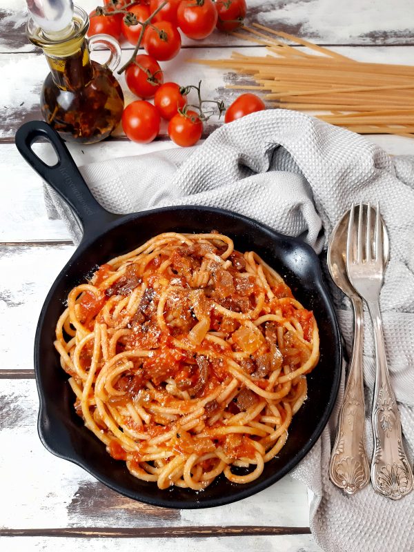 Spolverizziamo con pecorino romano per ultimo aggiungiamo il guanciale messo da parte.