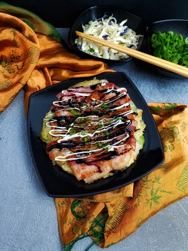 Prima di portare a tavola aggiungiamo un pò Katsuobushi in superficie, il pancake o frittella giapponese e pronta per essere gustata.