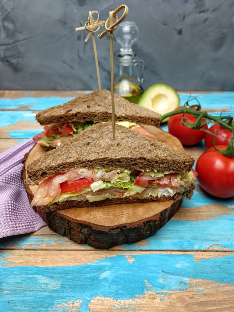 SANDWICH CON GUACAMOLE E SALMONE