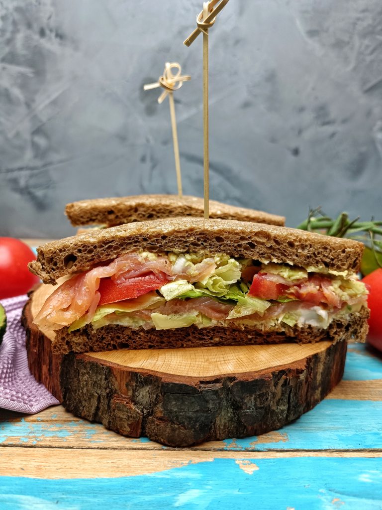 SANDWICH CON GUACAMOLE E SALMONE