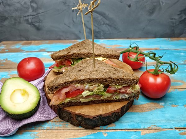 SANDWICH CON GUACAMOLE E SALMONE: LA RICETTA