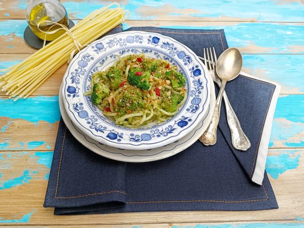 SPAGHETTONI AMMUDICATI CON BROCCOLETTI: LA RICETTA