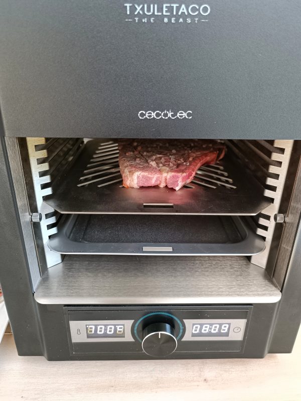 Quando sarà pronto il grill,  poniamo  la costata sulla griglia e saliamo con del sale grosso.