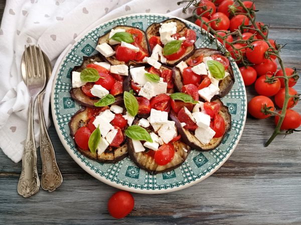 MELANZANE CON POMODORINI E FETA: LA RICETTA