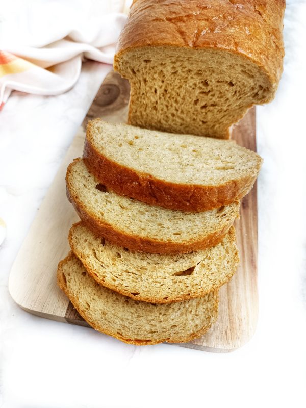 Quando si sarà raffreddato tagliamo il pane a fette e serviamo a piacimento.