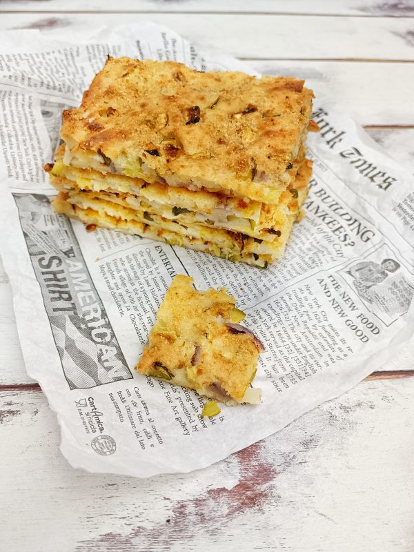 La nostra schiacciata zucchine e cipolla di tropea è pronta, ottima da gustare sia calda che fredda.