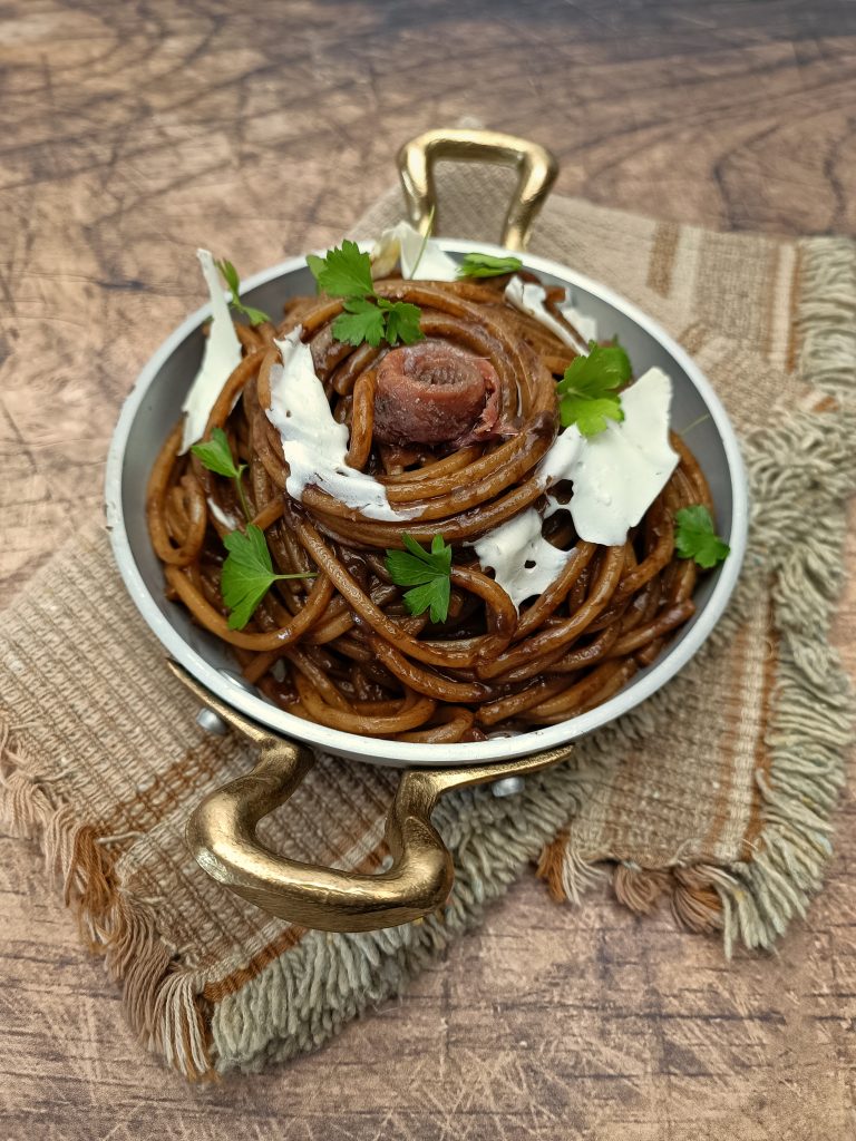 SPAGHETTONI CON AGLIO NERO E ACCIUGHE