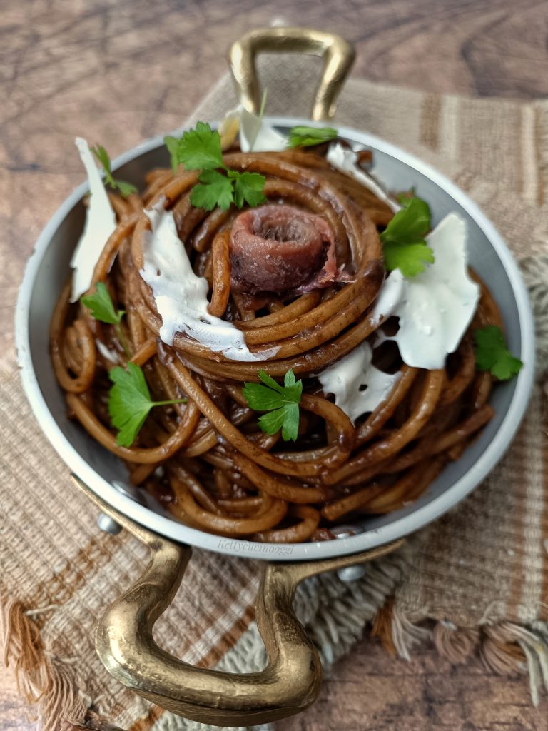 SPAGHETTONI CON AGLIO NERO E ACCIUGHE 