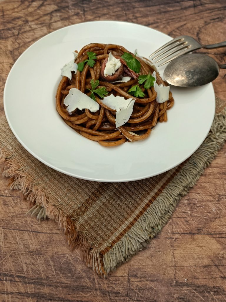 SPAGHETTONI CON AGLIO NERO E ACCIUGHE 