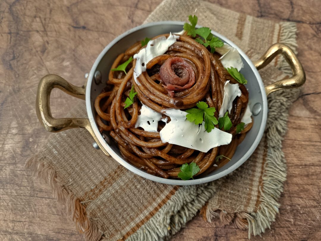 SPAGHETTONI CON AGLIO NERO E ACCIUGHE