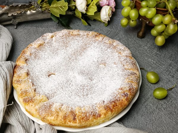 TORTA SFOGLIATA CON L’ UVA: LA RICETTA