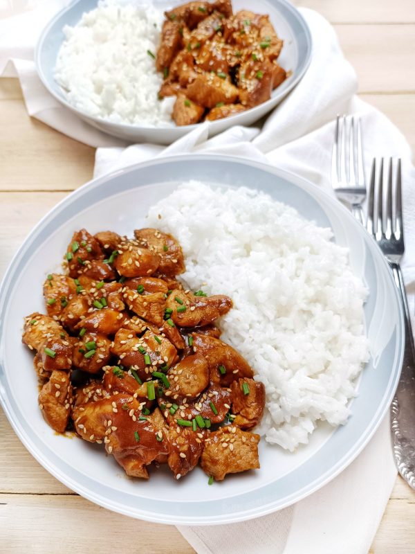 Serviamo i bocconcini di pollo glassati accompagnati dal riso.