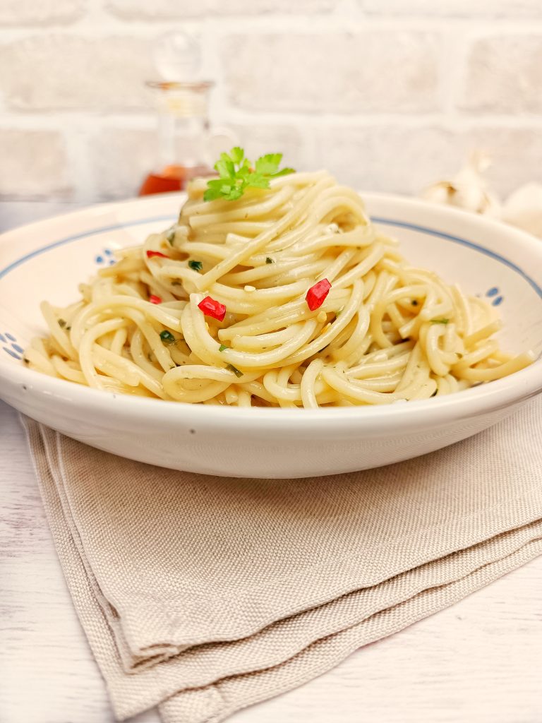 SPAGHETTI AGLIO OLIO ACCIUGHE E PEPERONCINO