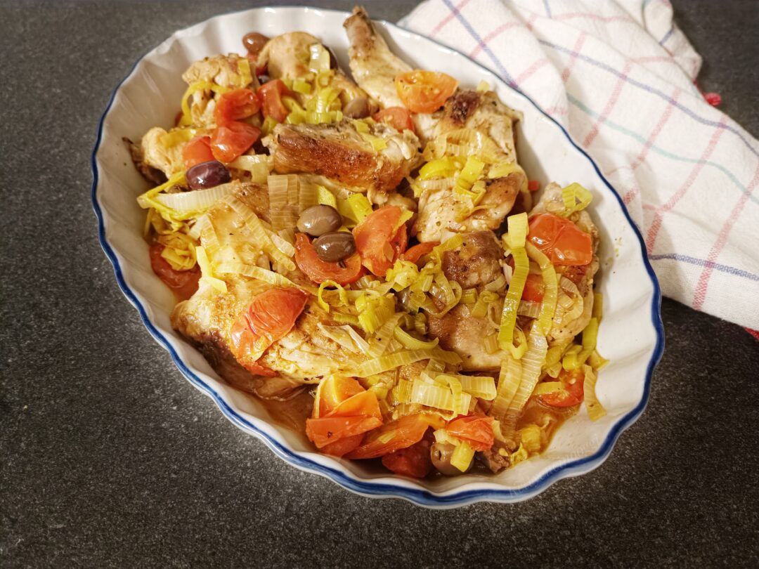 CONIGLIO CON PORRI E POMODORINI