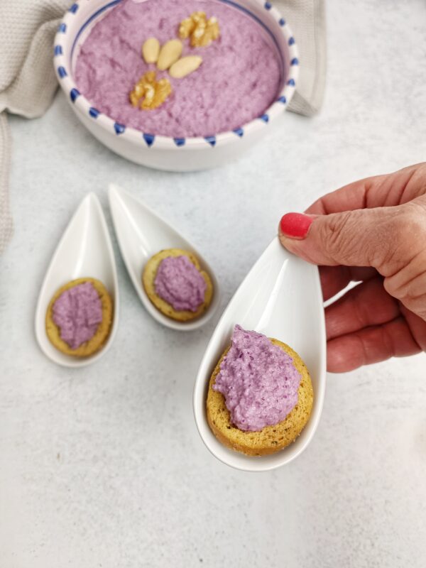 Eccolo qui pronto su dei golosi crostini, pronti da servire con un bicchiere di bollicine.