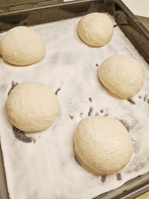 Il giorno dopo riprendiamo l’impasto della pinsa romana e facciamo i panetti, pesiamo 210 gr di pasta e pirliamo (diamo una forma rotonda).