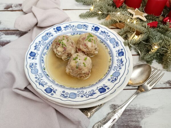 CANEDERLI ALLO SPECK IN BRODO: LA RICETTA