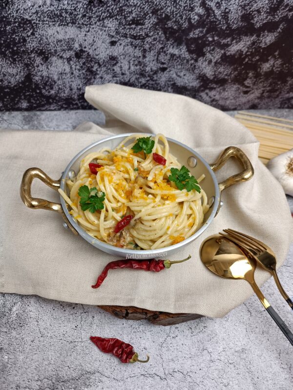  Come tocco finale insaporiamo con una spolverata di bottarga grattugiata e serviamo a tavola.