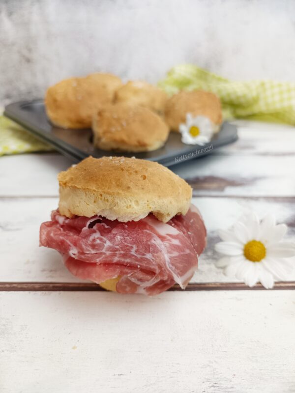 Una volta pronti i nostri panini muffin possiamo farcirli come più ci piace.