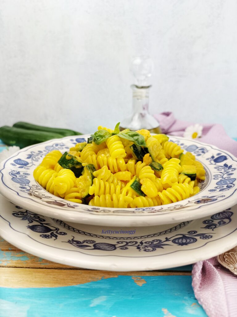 FUSILLI ZUCCHINE ZAFFERANO E GAMBERETTI