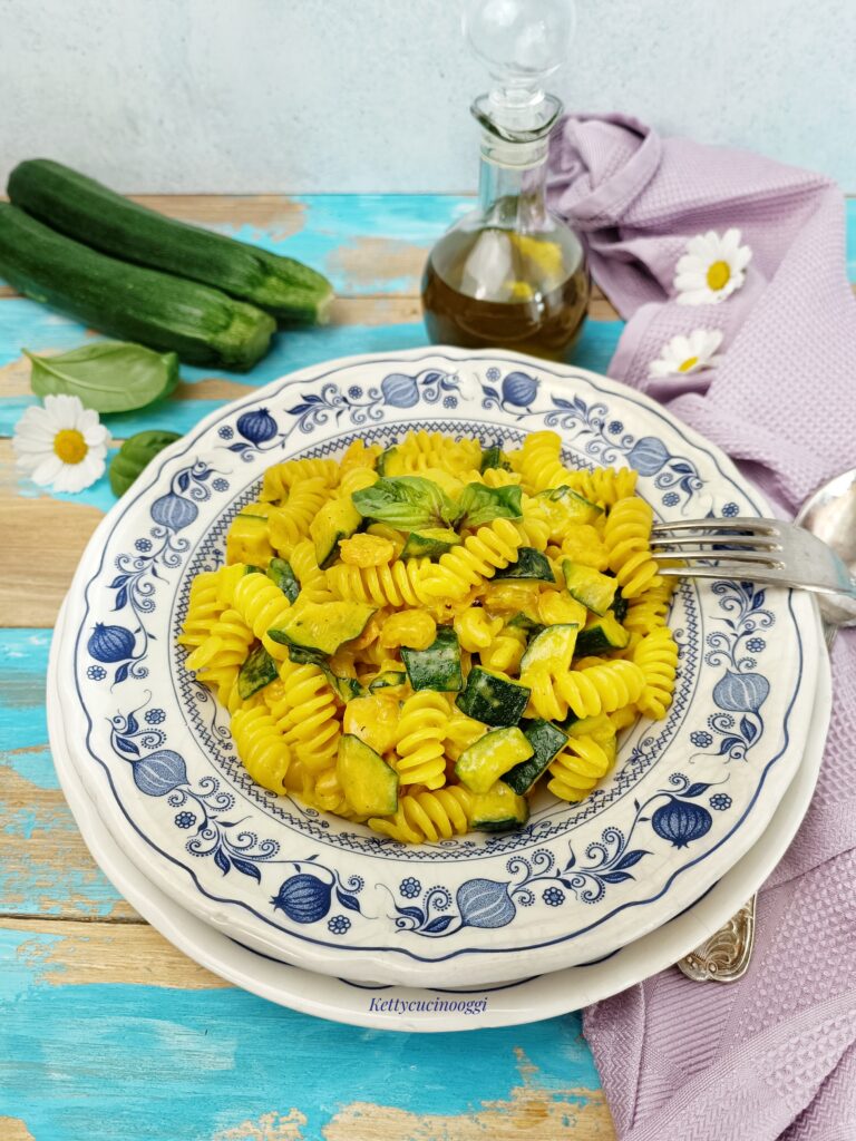 FUSILLI ZUCCHINE ZAFFERANO E GAMBERETTI