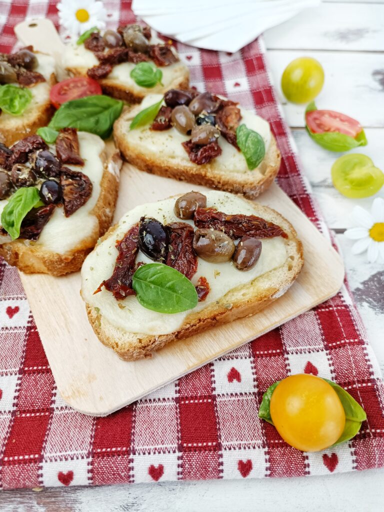 CROSTINI DI PANE ALLA MEDITERRANEA