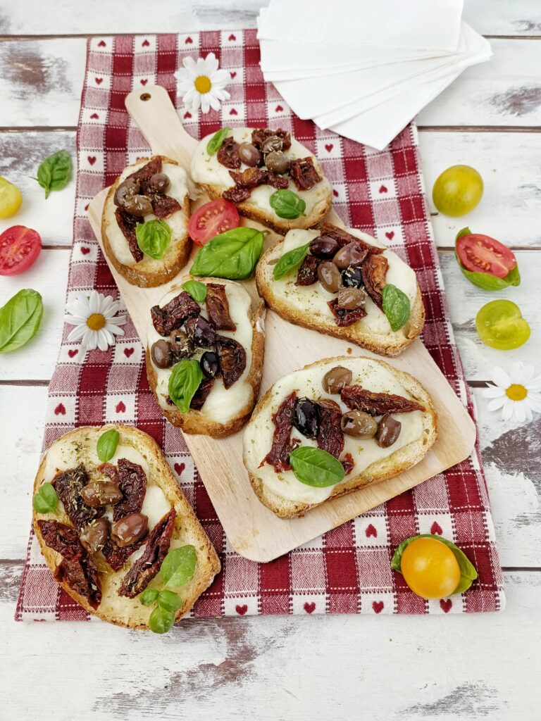 CROSTINI DI PANE ALLA MEDITERRANEA 